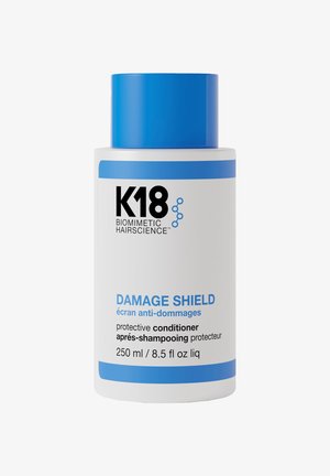 Witte fles met een blauwe dop en accenten. Etiket bevat "K18," "Damage Shield," en productdetails in het Engels en het Frans. 250 ml.
