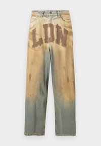Τζιν φτιαγμένα από ανοιχτόχρωμο denim με φθαρμένο φινίρισμα, που διαθέτουν μεγάλο καφέ λογότυπο "LDN" στο μπροστινό μέρος, τονίζοντας μια ξεθωριασμένη και φθαρμένη υφή.