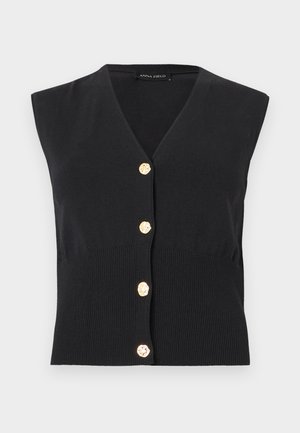 Gilet noir sans manches en tricot avec encolure en V et quatre boutons dorés texturés sur le devant.