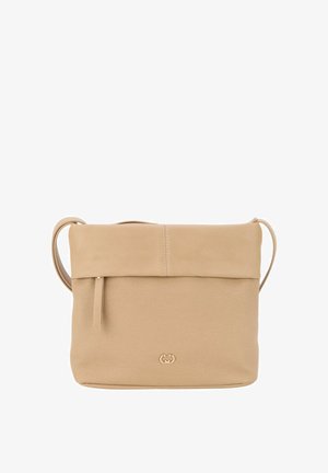 Bežová kožená crossbody taška s překlopným víkem, která má texturovaný povrch a decentní logo na spodní straně. Součástí je nastavitelný popruh.