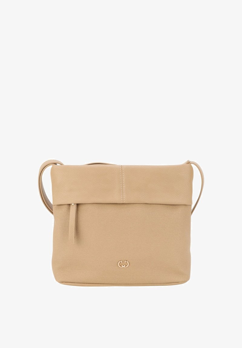 Borsa a tracolla in pelle beige con pattina pieghevole, caratterizzata da una finitura testurizzata e un leggero accento del logo nella parte inferiore. Include una tracolla regolabile.