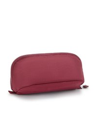 Pochette con zip di un profondo colore bordeaux, realizzata in tessuto morbido con una superficie liscia e forma arrotondata, caratterizzata da sottili dettagli di cucitura.