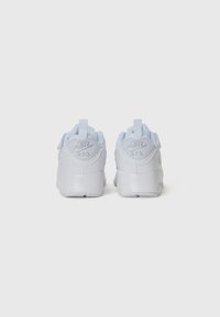 Weiße Nike Air Sneaker mit einem glatten Lederobermaterial, gepolstertem Kragen und gebrandeter Ferse. Verfügt über eine Schlaufenlasche und eine strukturierte Gummisohle.