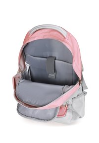 Zaino grigio e rosa con una finitura in tessuto liscio. Presenta più scomparti, inclusa una sezione imbottita per un laptop e tasche laterali.