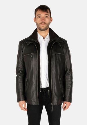 Schwarze Lederjacke mit Reißverschluss, hohem Kragen und mehreren mit Reißverschluss versehenen Taschen. Glatte Textur, taillierte Passform und detaillierte Nähte.