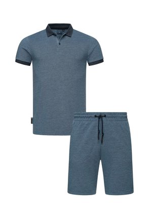 Twee-delig outfit met een kortmouwige, blauwe poloshirt met een donkere kraag en bijpassende shorts met elastische taille; gestructureerde stof.