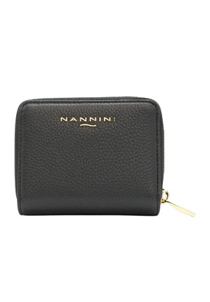 Portafoglio in pelle nera con texture, cerniera dorata e logo "NANNINI" impresso sulla parte anteriore.