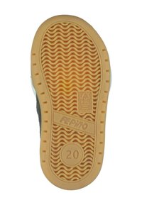 Gummisohlenprofil mit wellenartigem Muster in hellbrauner Farbe. Die Oberfläche zeigt ein geprägtes Logo und die Größe "20". Die Ränder sind mit kleinen Erhebungen strukturiert.