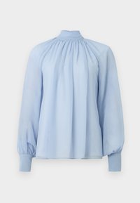 Lichtblauwe blouse met lange mouwen en hoge hals, met gathered stof bij de kraag en aansluitende manchetten op een effen witte achtergrond.