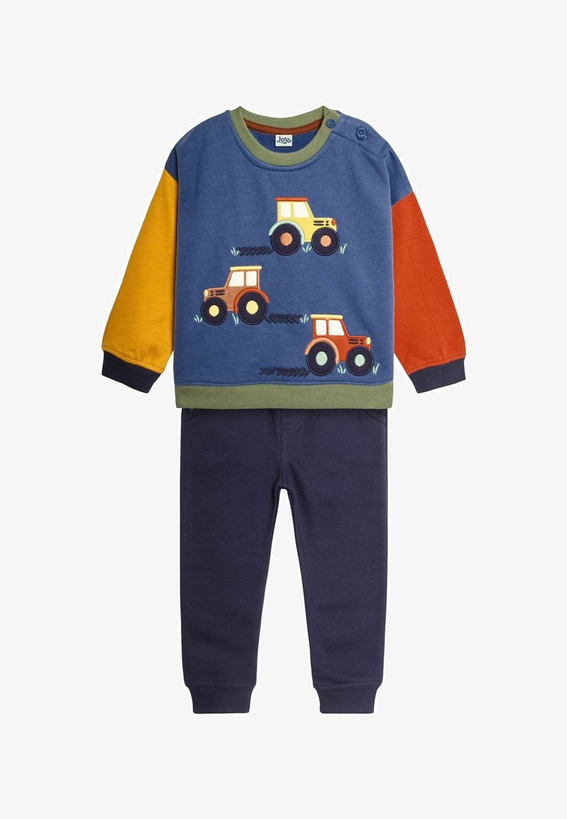 Set de hanorac și pantaloni. Hanorac albastru cu accente galbene, verzi și portocalii, având desene cu tractoare. Pantaloni din bumbac bleumarin cu talie elastică.