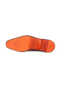 Semelle d'une chaussure habillée pour homme avec un fond en cuir orange, portant un blason en relief, des détails de taille et de marquage, présentée sur fond blanc.