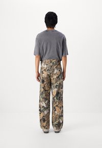 Only & Sons ONSFADE CARPENTER LOOSE PANT - Bukser - bungee cord