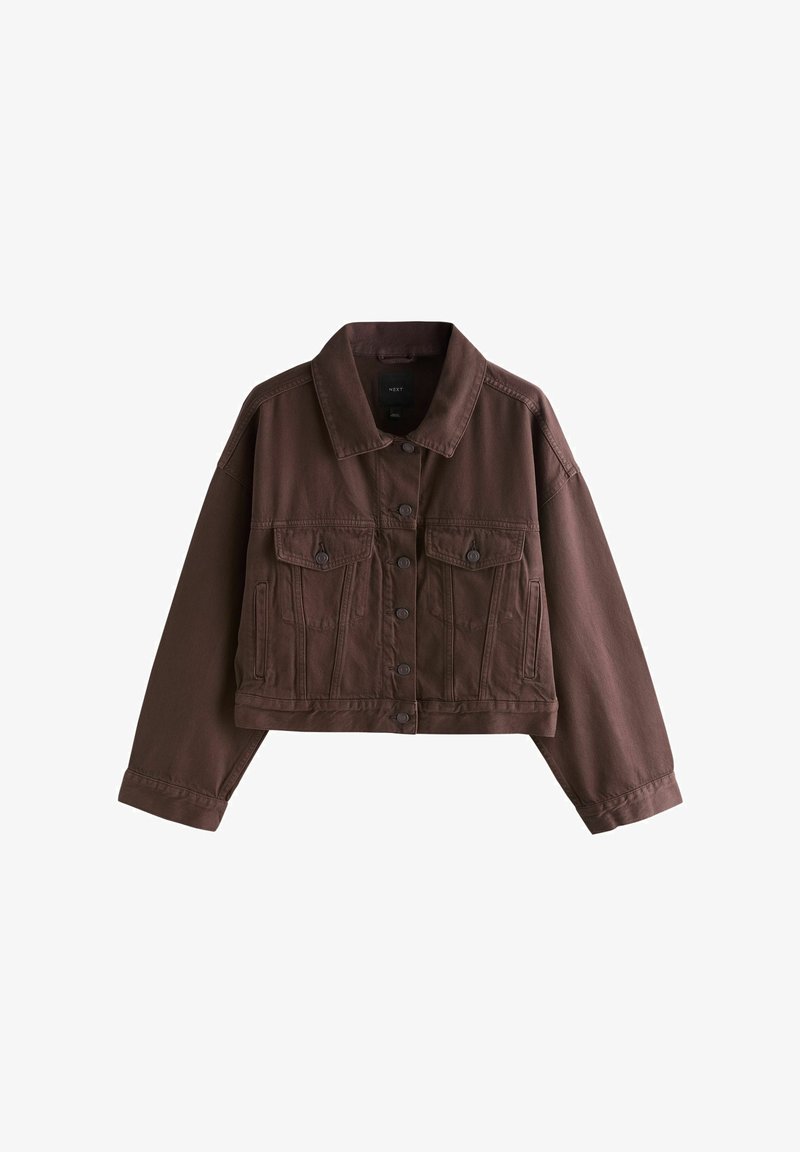 Veste en jean marron courte avec fermeture à boutons, deux poches à rabat à l'avant, et manches longues avec poignets.