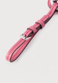 Ροζ δερμάτινο λουράκι με ασημένια αγκράφα, με ραμμένες λεπτομέρειες και λεία υφή. Ο σχεδιασμός περιλαμβάνει μια δεύτερη μαύρη στρώση.