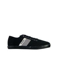 Zapatillas de lona negras con una franja de cuero gris y logo, suela de goma plana, punta redonda y seis ojales de metal para los cordones.