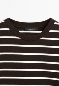 Braun-weiß gestreiftes T-Shirt aus weicher Baumwolle mit rundem Halsausschnitt und einem Etikett mit der Aufschrift "Massimo Dutti."