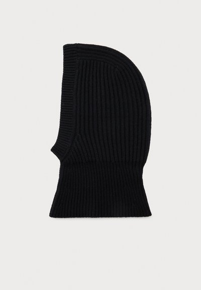 Balaclava de malha canelada preta cobrindo a cabeça e o pescoço com o rosto aberto, projetada para proteção contra o frio.