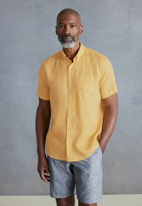Next SIGNATURE SHORT SLEEVE - Ing - yellow