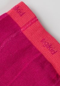 Calzino lavorato a maglia magenta e rosa con un gambale a coste contrastante, texture liscia e dettaglio del logo vicino al bordo superiore.