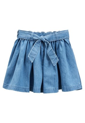 Jupe en denim avec un design plissé, couleur bleu clair, et une ceinture à la taille. Le tissu a une texture lisse et est structuré à l'ourlet.