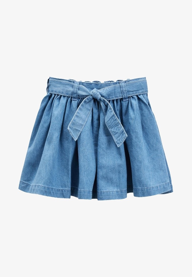 Jupe en denim avec un design plissé, couleur bleu clair, et une ceinture à la taille. Le tissu a une texture lisse et est structuré à l'ourlet.