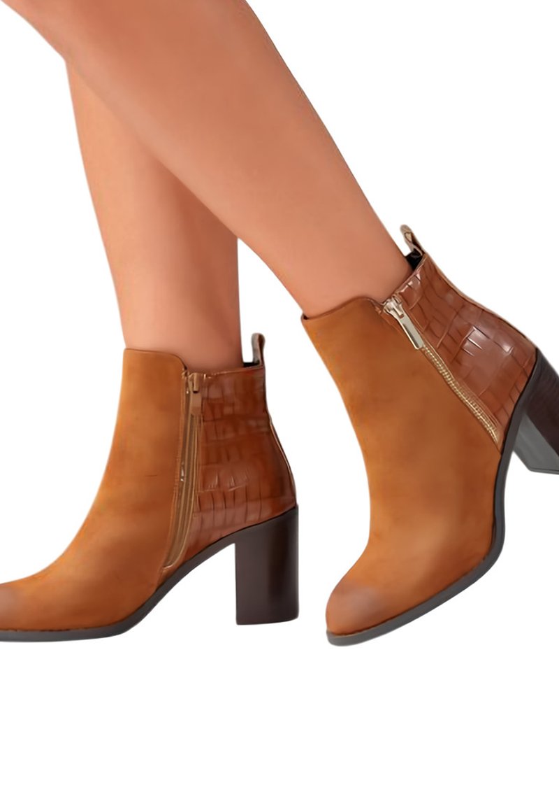 Bottines à talons brunes avec un corps en daim lisse et des accents en croco brillant, dotées de fermetures éclairs sur les côtés et d'un design à bout arrondi.