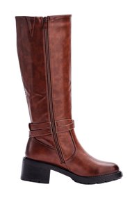Bota alta de cuero marrón con cierre lateral, correa decorativa, puntera redondeada y tacón y suela gruesos de color negro.