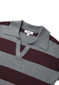 Grijze en bordeaux gestreepte polo met een V-hals ontwerp, geribde kraag en zachte gebreide textuur. Merklabel zichtbaar binnenin de kraag.