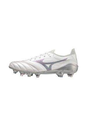 Bota de fútbol blanca con tacos plateados, parte superior de malla, cordones y un logo negro en el lateral.