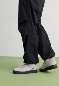 Nike Sportswear AIR FORCE 1 '07  - Sportcipő - light iron ore/black/smoke grey