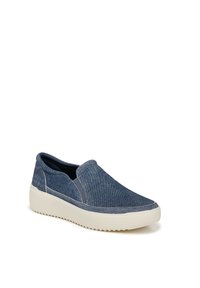 Scarpe slip-on in denim con una tomaia blu testurizzata, dettagli elastici e suola in gomma bianca con motivo a zigzag.