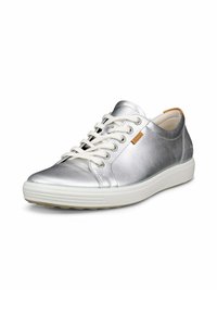 Srebrne sneakersy z gładką metaliczną cholewką, białą gumową podeszwą i kremowymi sznurówkami. Zawierają mały, jasnobrązowy akcent logo po boku.