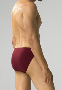 Bordowe męskie slipy z gładkiego materiału, z średniej szerokości pasem i dopasowanym krojem, pokazane z boku na neutralnym tle.