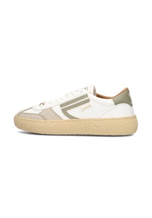 Sneaker con tomaia sintetica bianca e beige, dettagli verde oliva, punta rotonda, chiusura con lacci e suola in gomma beige testurizzata.
