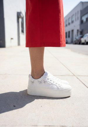 Buffalo, PAIRED HOCHZEIT MIT PERFECT FIT  - Vysoké tenisky - white