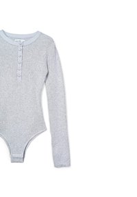 Grauer, gerippter Langarm-Body mit Rundhalsausschnitt, sieben Knopfverschlüssen und einer körperbetonten Passform, die sich an der Taille verjüngt.