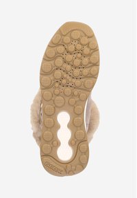 Suela de zapato que presenta un material de caucho marrón con patrones de agarre circulares y orificios de ventilación, textura lisa y logo de la marca en relieve.