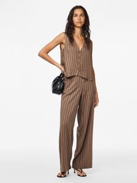 Brunrandig tvådelad outfit som består av en ärmlös skjorta med knappar och vida byxor, tillverkad av ett lätt material med en slät yta.