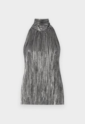 Top sans manches en argent métallique avec un col élevé, présentant des plis verticaux et un buste froncé pour une texture et une dimension.