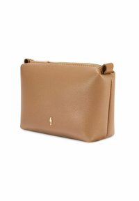 Brązowa skórzana torba o teksturowanym wykończeniu, z zamknięciem na zamek błyskawiczny i małym złotym logo z przodu. Miękka, prostokątna konstrukcja.