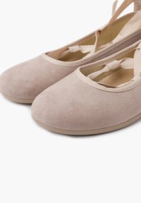 Ballet flats in camoscio beige con punta arrotondata e fascette elastiche. Texture morbida e design minimalista, adatte per un uso quotidiano.