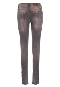 Dünne graue Denim-Jeans mit verblasster Optik, Fünf-Taschen-Design, braunem Lederpatch am Bund und fransigen Saumdetails.