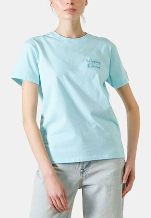T-shirt in cotone azzurro chiaro con collo rotondo e maniche corte, caratterizzato da testi ricamati nell'area del petto sinistro. Texture morbida, vestibilità rilassata.