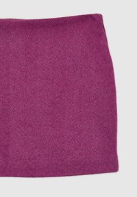 Gonna a maglia di un profondo colore viola, con un motivo a spina di pesce testurizzato e strisce verticali. Silhouette semplice e dritta, senza hardware visibile.