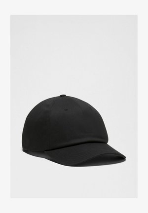 Fekete, anyagból készült baseball sapka, ívelt napellenzővel, hat szellőzőlyukkal és lekerekített tetejű kialakítással. Simas textúra, látható logók nélkül.