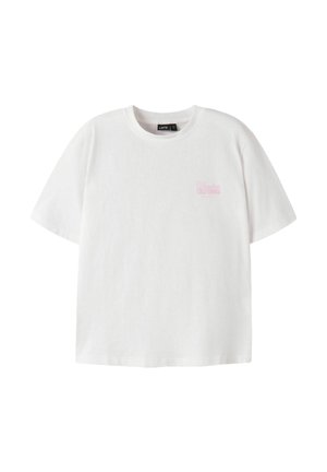 T-shirt blanc à manches courtes avec col rond, petit texte rose clair « California » sur la poitrine gauche et étiquette de marque noire à l'intérieur du col.