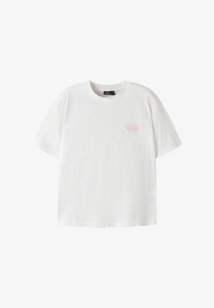 Hvid T-shirt med korte ærmer og rund halsudskæring med lille lyserødt "California"-tekst på venstre bryst og sort mærke inden i kraven.