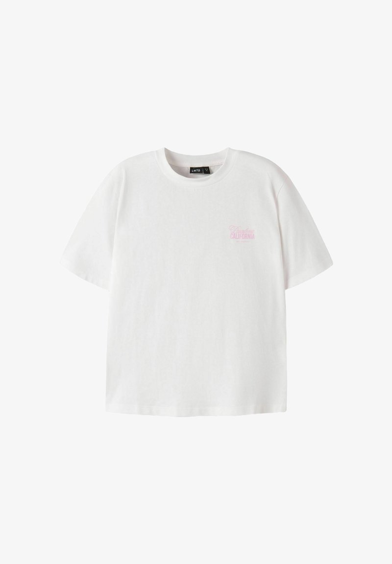 T-shirt blanc à manches courtes avec col rond, petit texte rose clair « California » sur la poitrine gauche et étiquette de marque noire à l'intérieur du col.