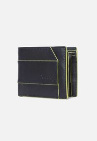 Portafoglio in pelle nera con cuciture verde brillante, caratterizzato da un design slim, tasche per schede all'esterno e logo del brand impresso.