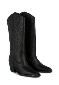 Botas de vaquero de cuero negro con punteras afiladas, costuras detalladas en el cañón y un tacón apilado. Incluyen lengüetas para facilitar su uso.